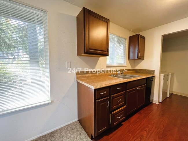 Building Photo - Bright & Updated 2 BD | 1 BA home - SE Portland