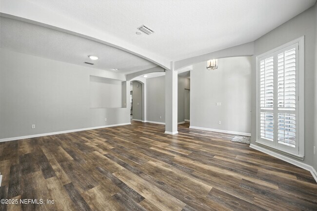 Building Photo - 4565 E Seneca Dr