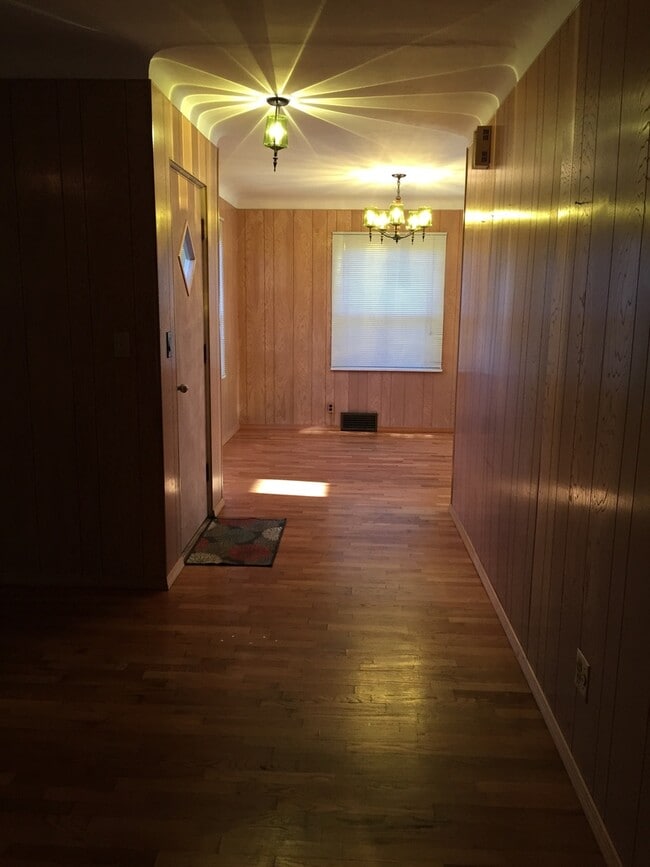 Building Photo - Darling Home in Historic Yakima Neighborhood