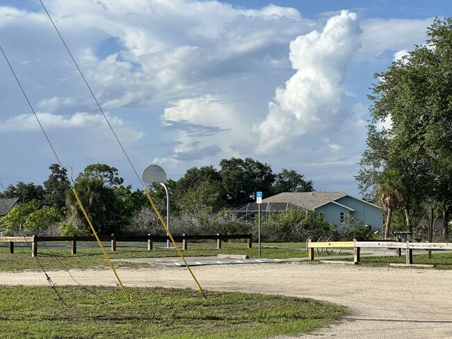 Building Photo - "Elegant 3-Bed Waterfront Home"