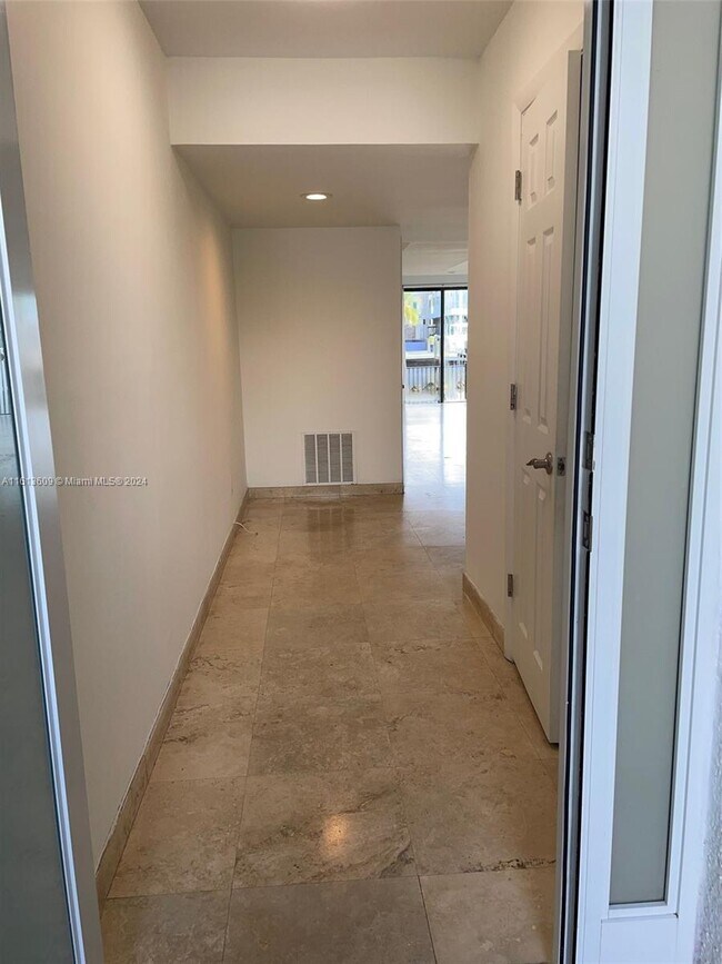 Building Photo - 335 Poinciana Island Dr