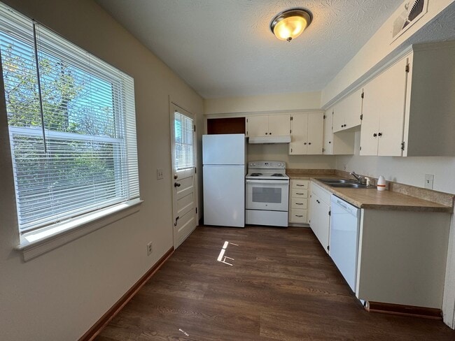 Building Photo - Renovated 2 bedroom Duplex!