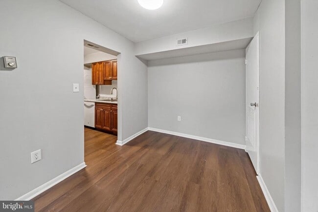 Building Photo - 6934 Hanover Pkwy