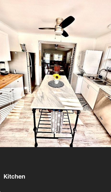 Building Photo - 136 S Oleander Ave