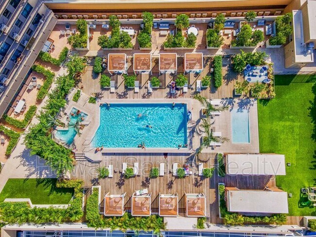 Building Photo - 987 Queen St