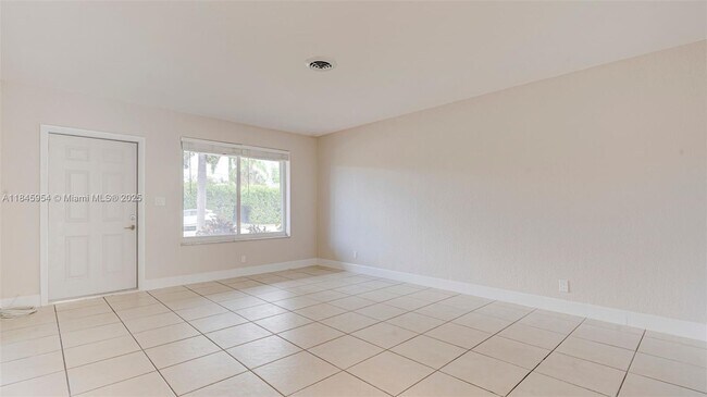Building Photo - 1001 SW 12th Ct