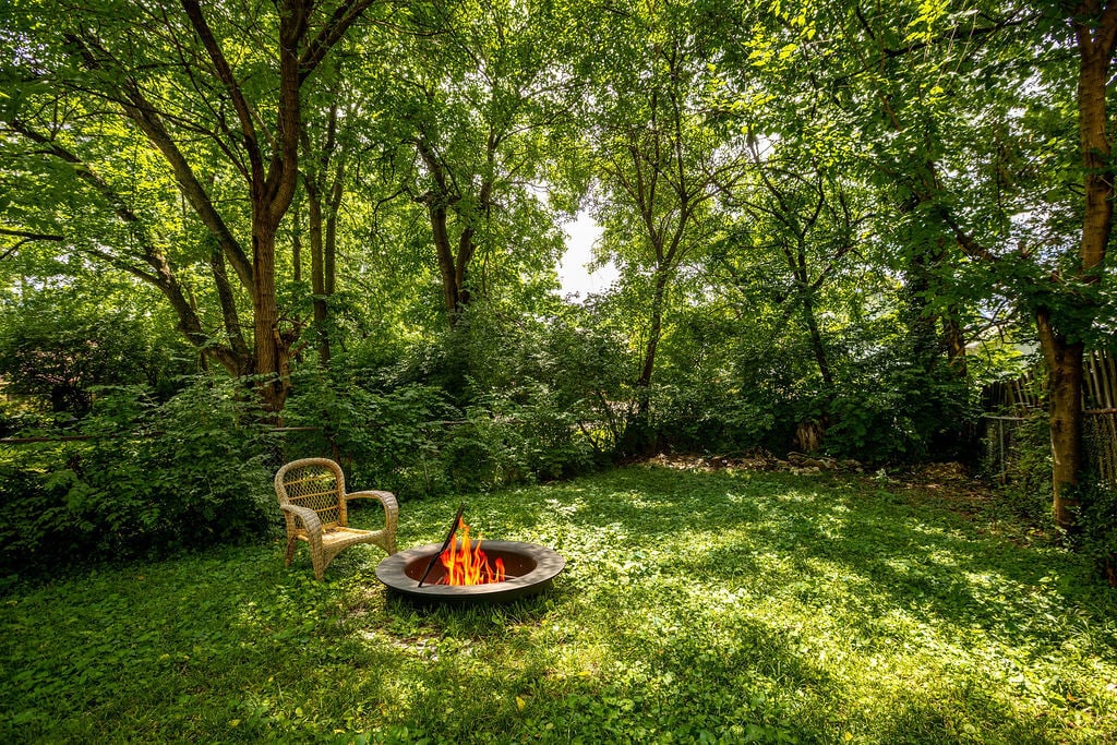 Flat Back yard for relaxation and entertainment - 5125 Carthage Ave