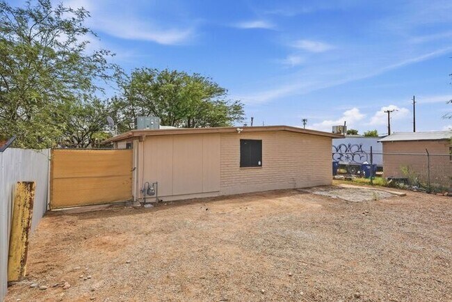 Building Photo - Bright 3-Bed Tucson Rental Home with Expansive Fenced Backyard Near U of A