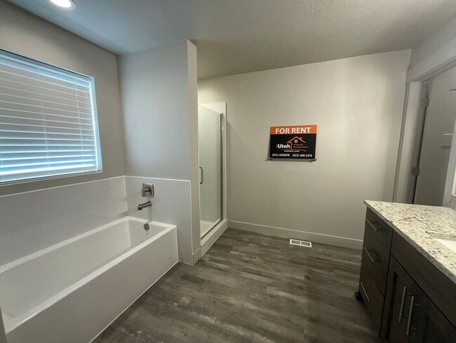 Building Photo - 2 bedroom 2 1/2 bath Townhouse 2 car garage.