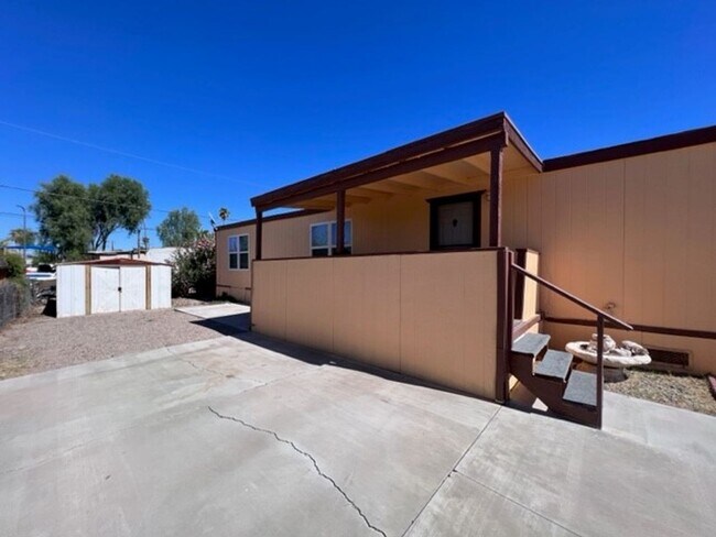 Building Photo - 3 Bedrooms, Includes Fenced Yard New carpe...