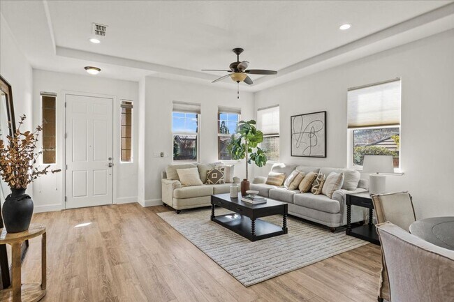 Building Photo - Elegant & Spacious 4 Bedroom Home Near Fol...