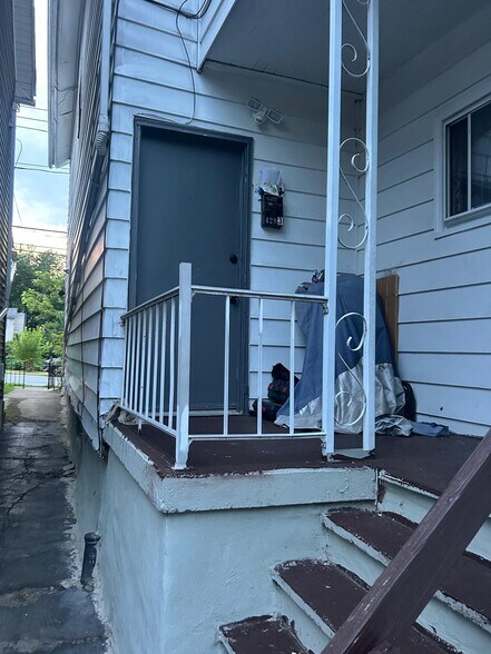 Building Photo - 429 S 9th Ave