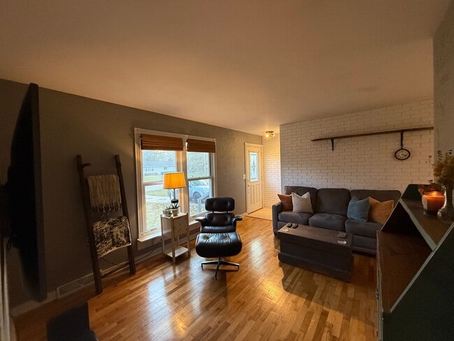 Building Photo - 3-Bedroom, 1-Bath Home for Rent – Lowell