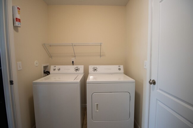 Building Photo - 3 Bed and 2 Bath Home