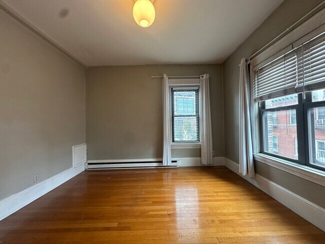 Building Photo - 857 Beacon St