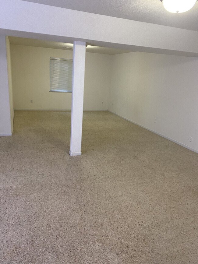 Building Photo - AVAILABLE SEPTEMBER! Charming Townhome in ...