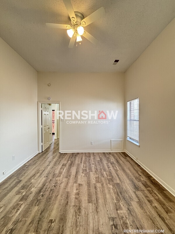 Building Photo - 2512 Courtney Dr