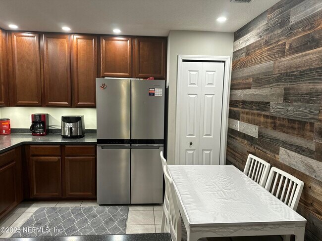 Building Photo - 7036 Deer Lodge Cir