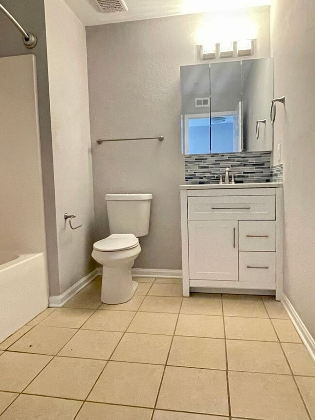 Building Photo - Newly Upgraded and Spacious 2B/2B Unfurnis...