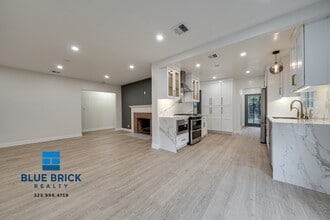 Building Photo - 5620 1/2 Radford Ave -