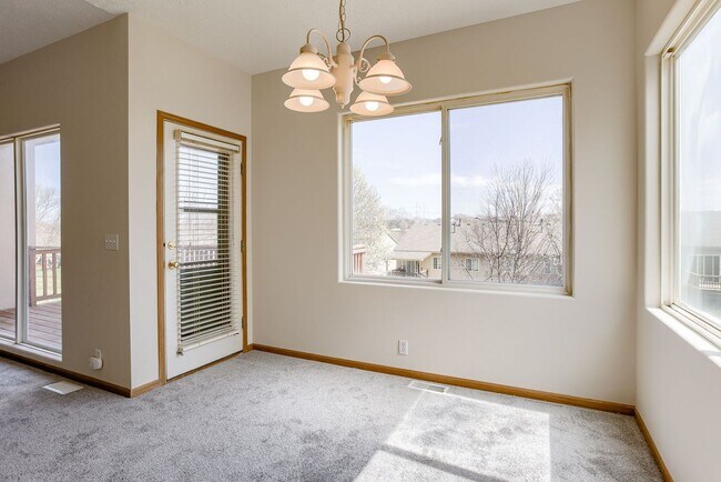 Building Photo - Spacious 3 Bedroom Gem In Southwest Omaha!!