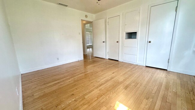 Building Photo - Three Bedroom near Campus! Available now!