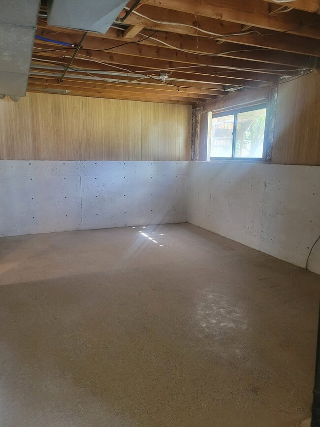Building Photo - 165 W 910 S
