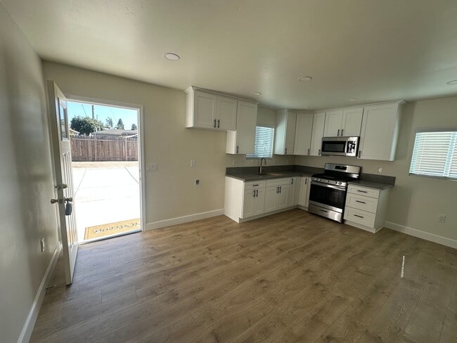 Building Photo - Newly Built Modern 1 Bed / 1 Bath Unit for...