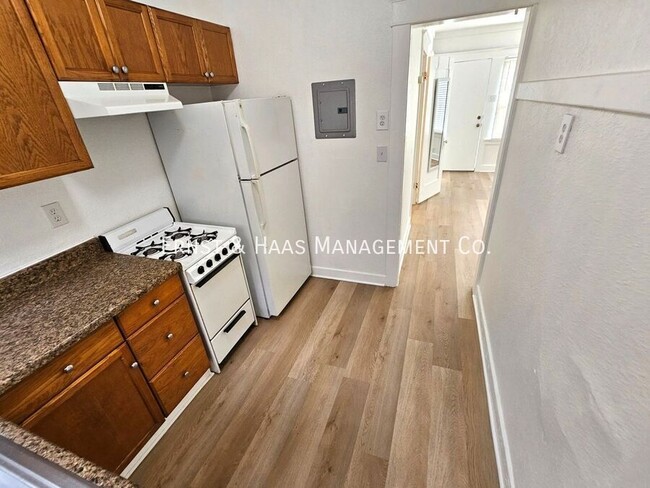 Building Photo - 1306 E Hellman St