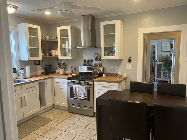 Kitchen (eat in) - 97 Bow St