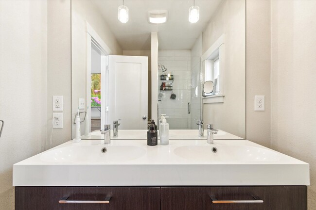 Building Photo - 3BD, 3BA Sunnyside Bungalow with 3-Car Garage