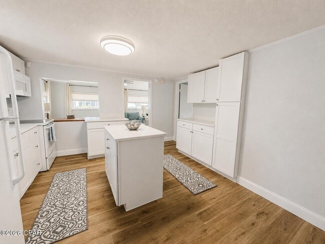 Building Photo - 208 El Prado Pl