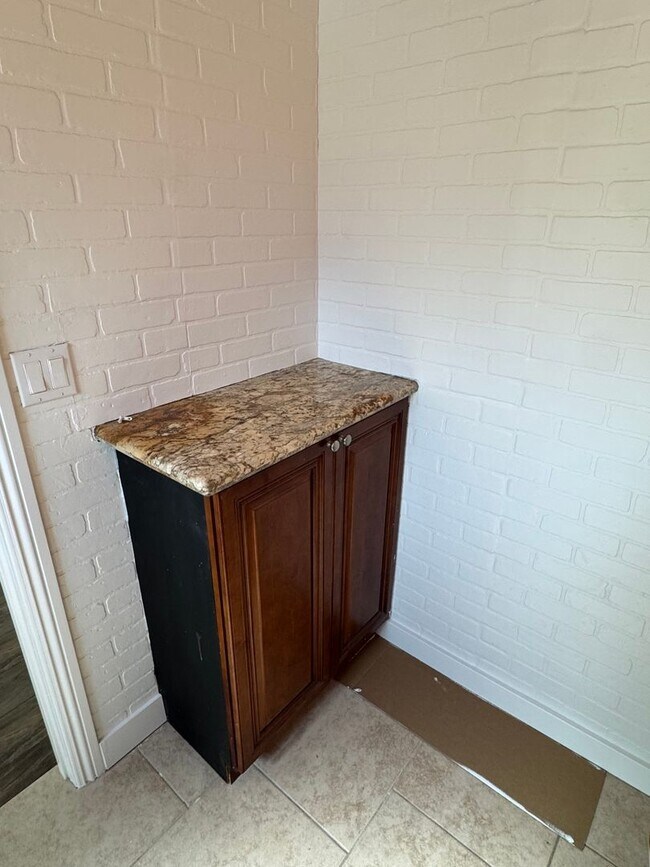 Building Photo - !! MOVE-IN SPECIAL !!  Bright Carson Front House Duplex with Modern Finishes