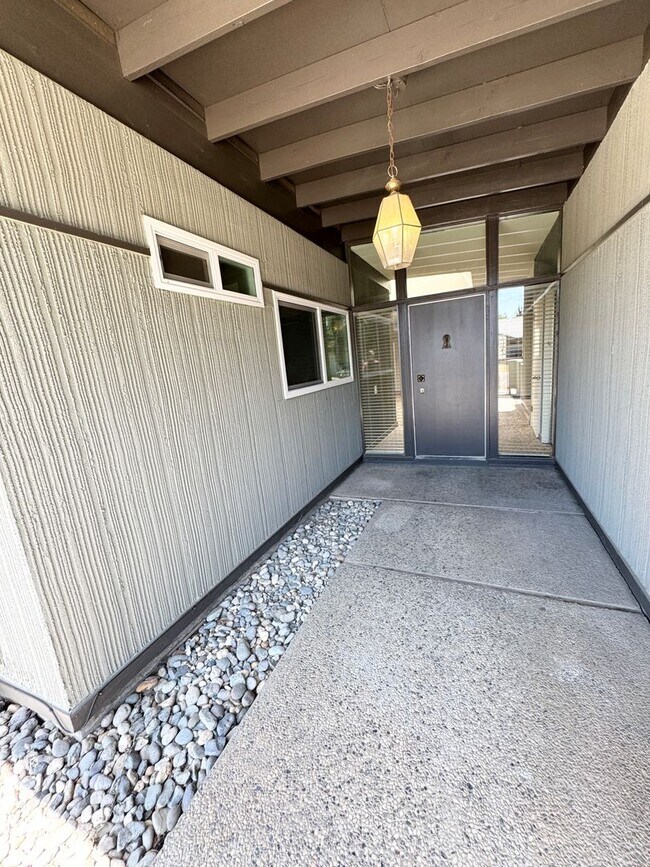 Building Photo - 1503 Brown Dr
