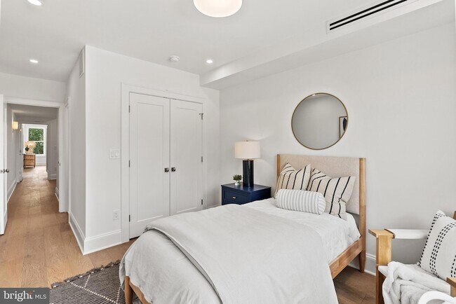 Building Photo - 2460 Ontario Rd NW