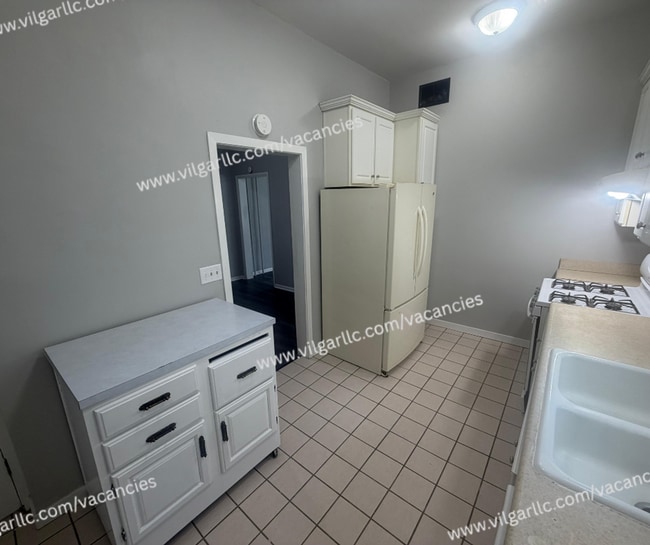 Building Photo - For Rent! 4 bedrooms , 2-full bath Home