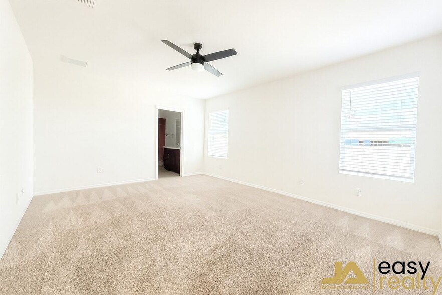 Building Photo - 2220 NE 5th Ave