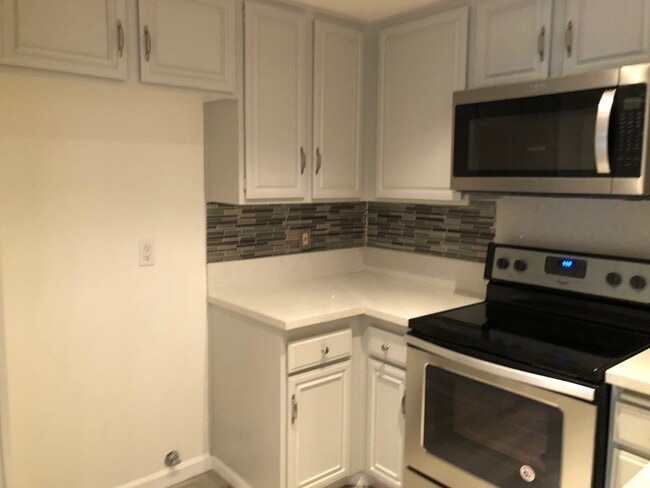 Building Photo - Amazing 1BD/1BA Condo in Prime Woodland Hi...