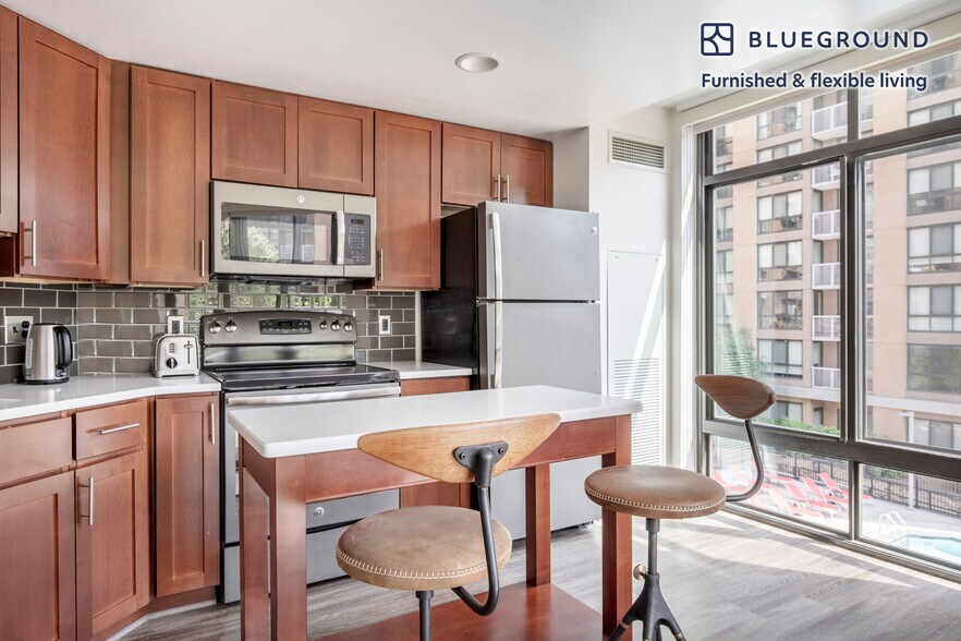 Building Photo - 3444 Fairfax Dr