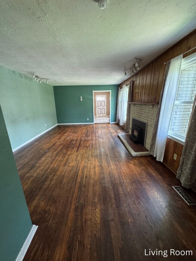 Building Photo - 4011 Longwood Dr