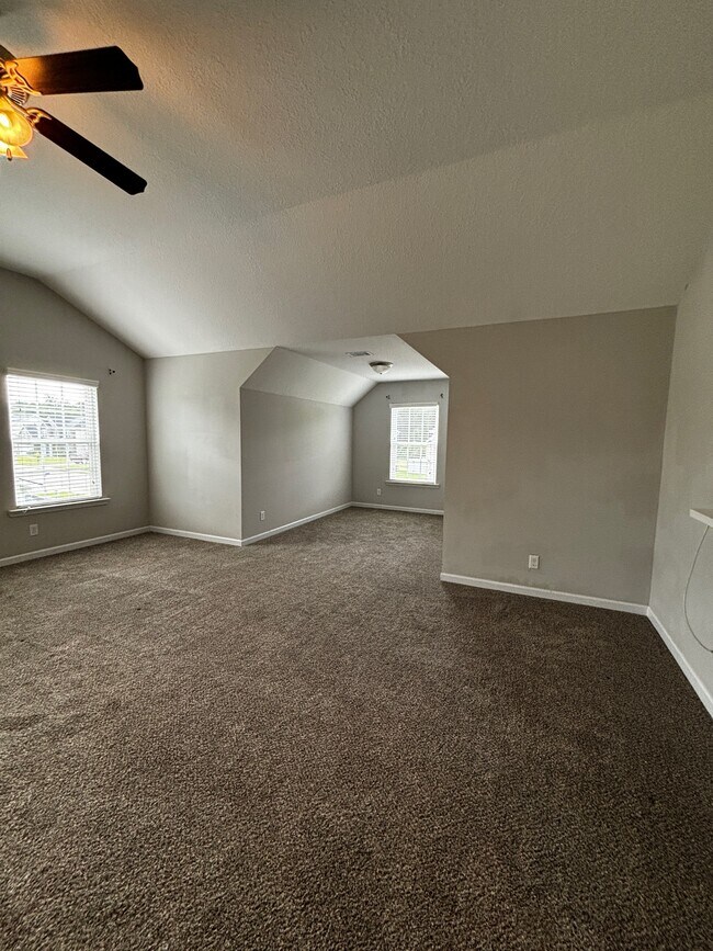 Building Photo - 653 Red Oak Ln