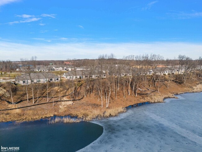 Building Photo - 5841 Lakeway Dr