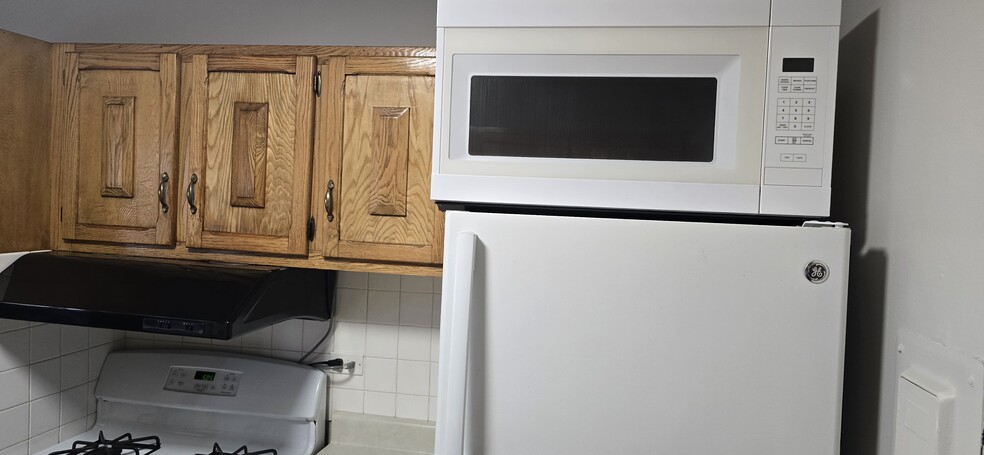 Building Photo - 910 E Old Willow Rd