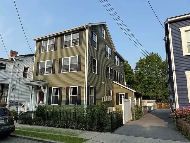 Building Photo - Newly Renovated 3 Bedroom Apartment - Poug...
