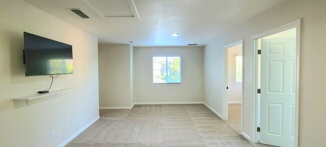 Building Photo - BEAUTIFULLY MAINTAINED SINGLE FAMILY HOME ...