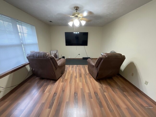 Building Photo - Spacious Duplex