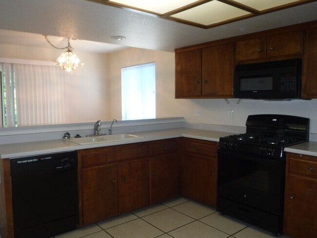 Building Photo - Great Neighborhood Close to Schools and Sh...