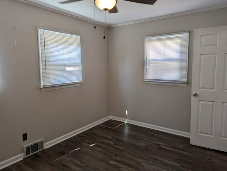 Building Photo - 1702 Nelson Ave