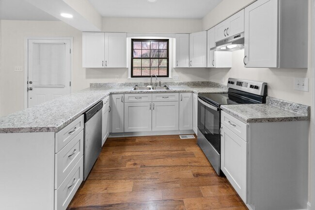 Building Photo - 983 Beverly Dr