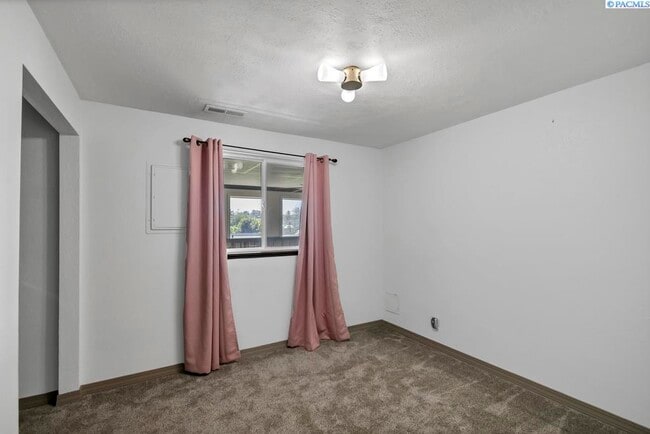 Building Photo - 141 S Travis Ln